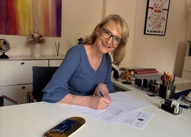 Prof. Dr. Katharina Beckemper bei der Unterzeichnung der Gründungsunterlagen des Zentrums für Strafrechtsvergleichung Leipzig. Foto: Notariat Dr. Freier.