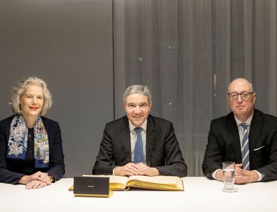 Auf dem Bid sind Rektorin Obergfell, der Präsident des Bundesverfassungsgerichts, Harbarth und der Präsident des Sächsischen Verfassungsgerichtshofs, Grünberg, vor dem Goldenen Buch der Universität zu sehen. 