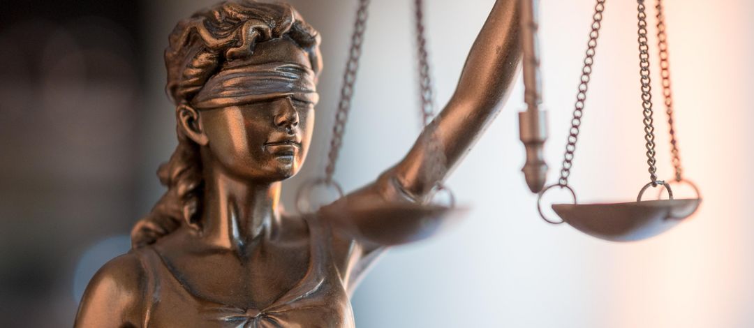 Justitia aus Bronze (Detailaufnahme)