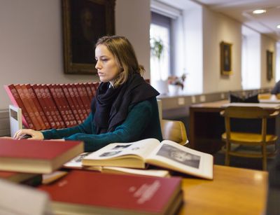 Eine Studierende arbeitet in der Bibliothek, Foto: Christian Hüller
