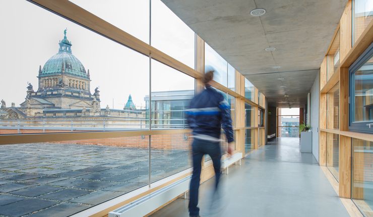 Universität Leipzig GWZ, Blick nach draußen auf das Bundesverwaltungsgericht, Foto: Christian Hüller / Universität Leipzig, SUK