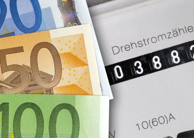 Foto: Colourbox Symbolbild: Mehrere Geldscheine verdecken einen Stromzähler.