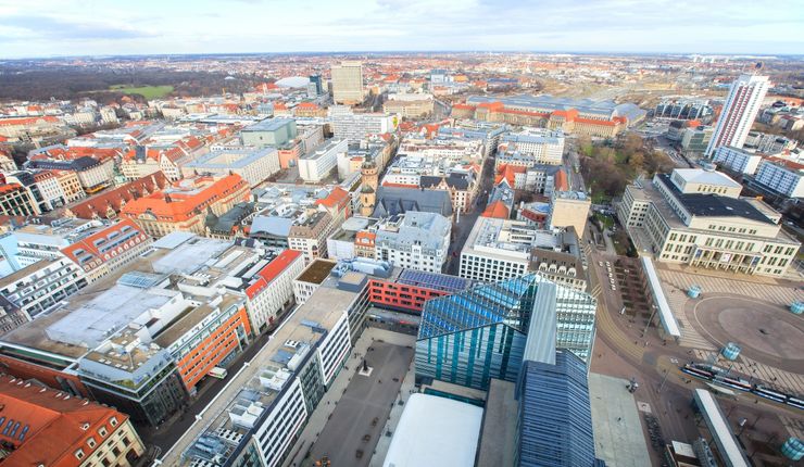 Luftaufnahme der Innenstadt von Leipzig, mit dem Campus Augustusplatz, der Oper und dem Messehochhaus.