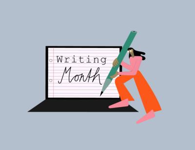 Person hat einen Stift in der Hand, auf dem Laptop neben ihr steht "Writing Month" geschrieben