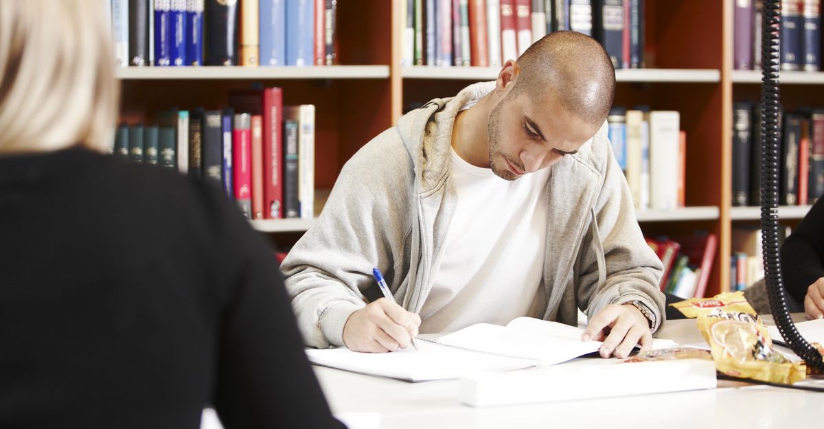 zur Vergrößerungsansicht des Bildes: Studierender beim Lernen. Foto: Colourbox