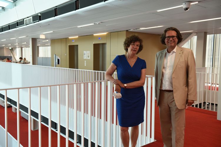 Das Bild zeigt Rektorin Beate Schücking mit dem Rektor der Uni Graz, Martin Polaschek. 