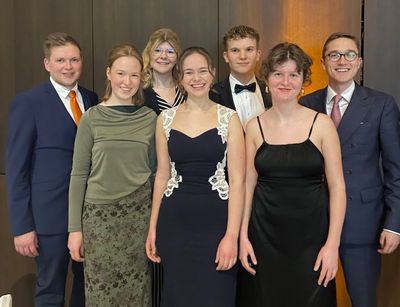 Das Leipziger Jessup Team beim Championship Dinner. v.l.n.r. Adrian Schildheuer (Coach), Inga Binder, Hanna Kögler, Julia Kühne, Nico Balthasar Schöniger, Franka Wild, Nils Seidel (Coach) Foto: Smilla Quander.