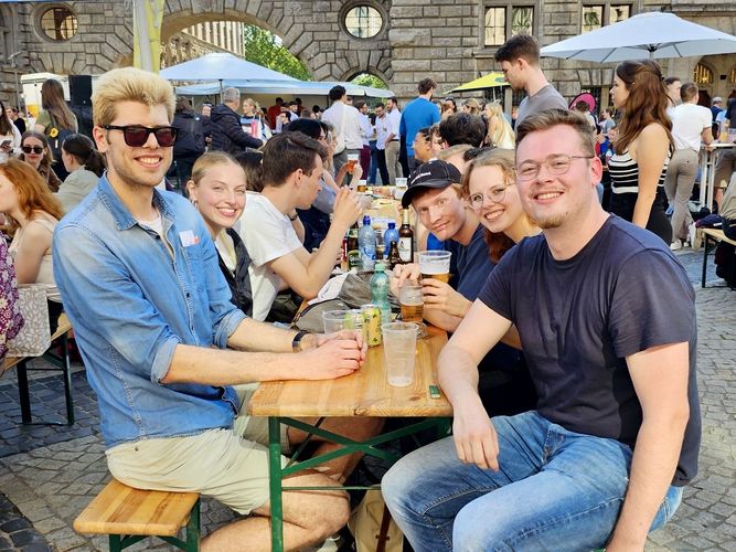 Gute Gespräche, kühle Getränke und eine entspannte Sommerabendstimmung. Foto: Foto: Maria Garz.
