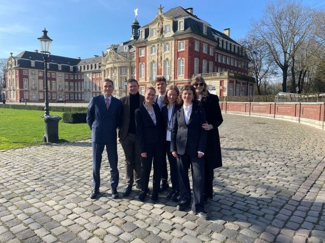 Das Leipziger Jessup Team nach dem Viertelfinale vor Schloss Münster, v.l.n.r. Nils Seidel (Coach), Adrian Schildheuer (Coach), Julia Kühne, Nico Balthasar Schöniger, Inga Binder, Franka Wild, Hanna Kögler Foto: Anika Flämig.