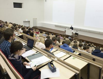 Studierende während einer Vorlesung im Audimax