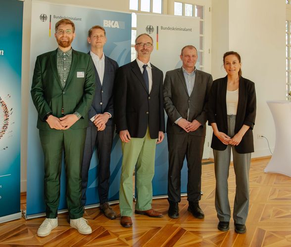 Die Preisträger:innen des Wissenschaftspreises Opferschutz 2025, darunter Marius Riebel (1.v.l.). Foto: Lena Everding, WEISSER RING e. V.