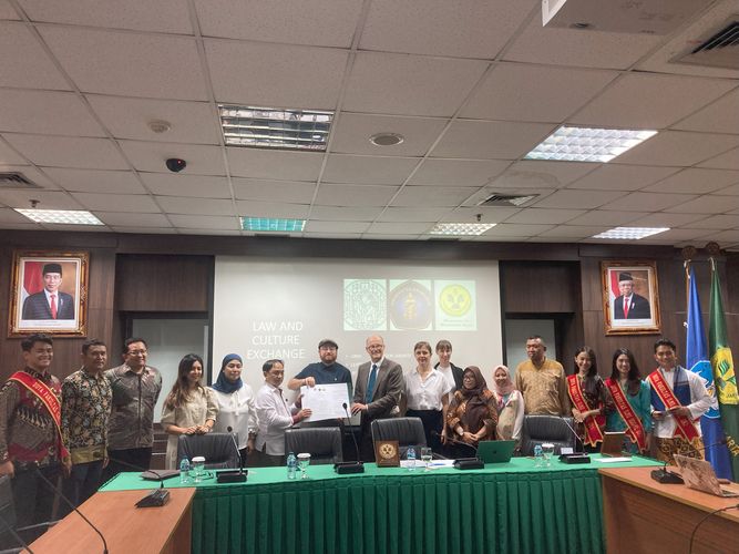 Fotografie der Eröffnungsveranstaltung des Workshops in Jakarta. Etwa 15 Personen stehen nebeneinander und lachen in die Kamera. 