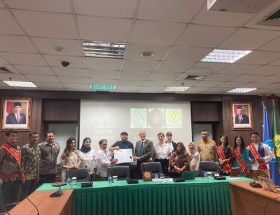 Fotografie der Eröffnungsveranstaltung des Workshops in Jakarta. Etwa 15 Personen stehen nebeneinander und lachen in die Kamera. 