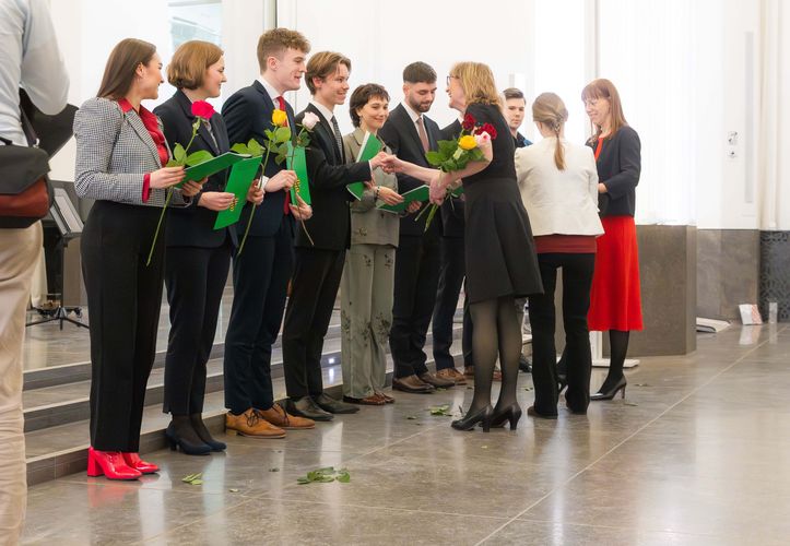 Feierliche Zeugnisübergabe durch Dekanin und Justizministerin. Foto: Swen Reichhold.