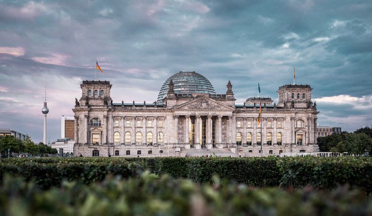 Das Reichstagsgebäude im letzten Licht des Tages