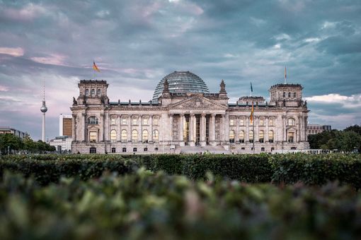 Das Reichstagsgebäude im letzten Licht des Tages