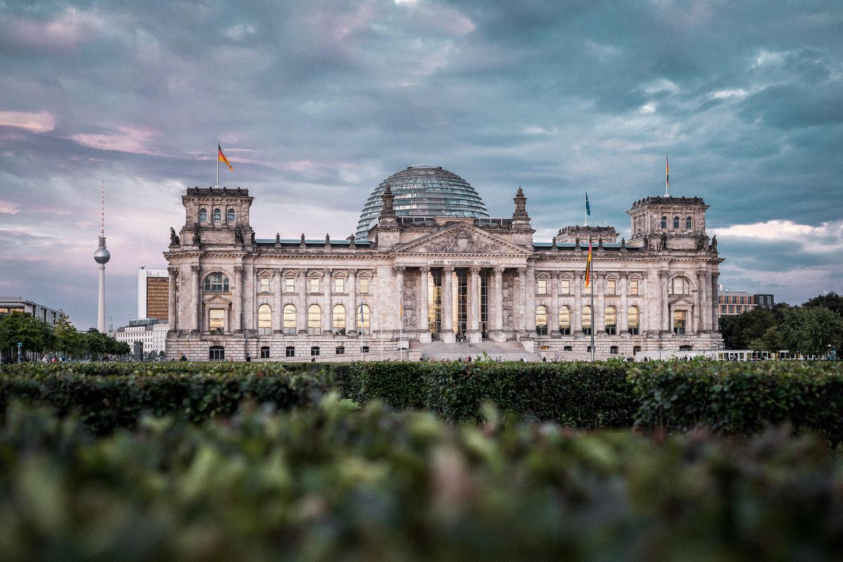 zur Vergrößerungsansicht des Bildes: Das Reichstagsgebäude im letzten Licht des Tages