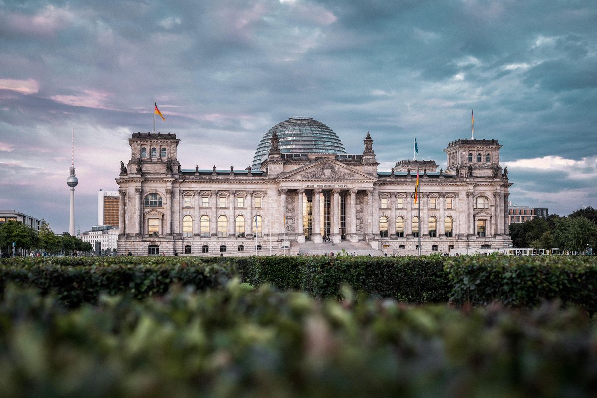 zur Vergrößerungsansicht des Bildes: Das Reichstagsgebäude im letzten Licht des Tages