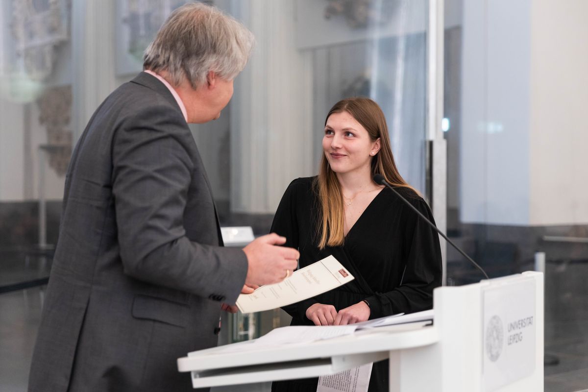 zur Vergrößerungsansicht des Bildes: das Bild zeigt die Verleihung des Ehrenpreises der Scheuffler-Stiftung durch Herrn Prof. Dr. Tim Drygala, Foto: Christian Hüller