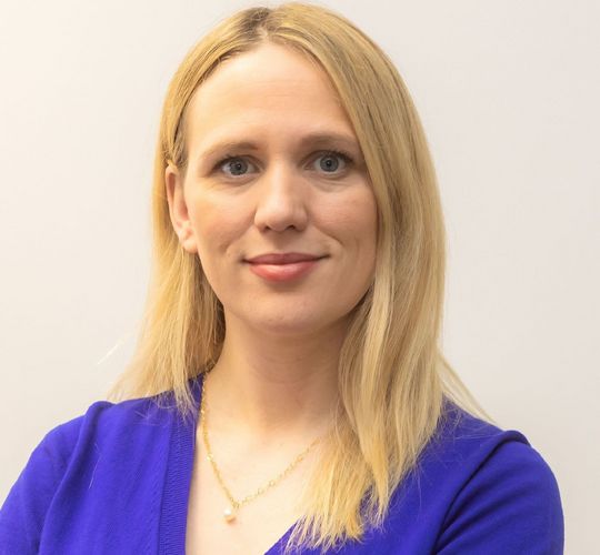 Prof. Dr. Elisa Hoven.