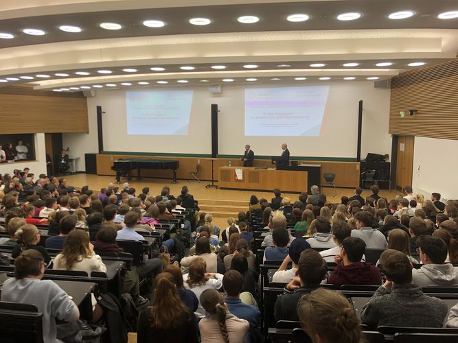 Im Vordergrund Publikum, im Hintergrund Prof. Uhle und Prof. Harbarth, Foto: Jonas Frederik Hartung