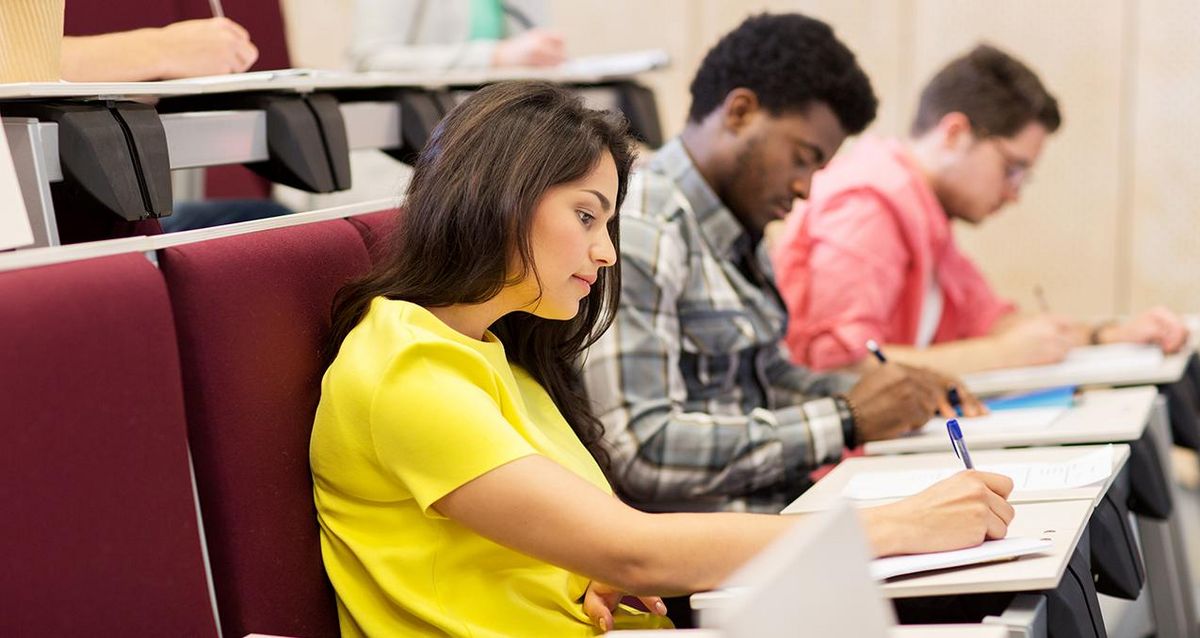 zur Vergrößerungsansicht des Bildes: Das Bild zeigt Studierende in einer Prüfung, Foto: Colourbox