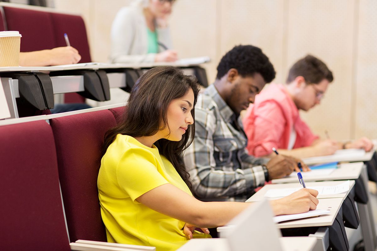 zur Vergrößerungsansicht des Bildes: Studierende während einer Klausur