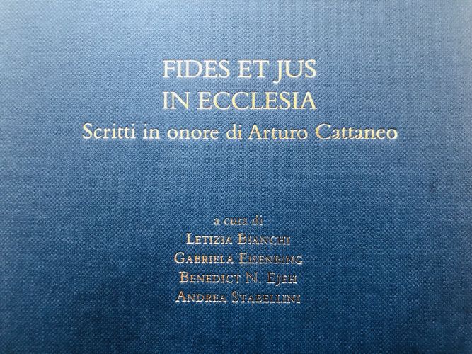 Cover der Festschrift: In goldenen Lettern auf blauem Grund „Fides et jus in ecclesia. Scritti in onore di Arturo Cattaneo”, darunter die Herausgeberinnen und Herausgeber Letizia Bianchi, Gabriela Eisenring, Benedict N. Ejeh und Andrea Stabellini, Foto: Jonas Frederik Hartung 