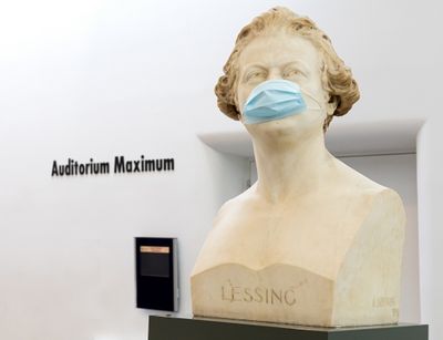 Büste mit Maske