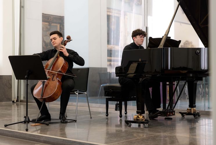 Für den musikalischen Rahmen sorgten Sebastian Matthias Fuß am Piano und Björn Gard am Violoncello, beide von der Hochschule für Musik und Theater „Felix Mendelssohn Bartholdy“. Foto: Swen Reichhold.