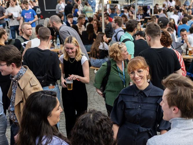 Justizministerin Katja Meier im Gespräch mit engagierten Studierenden, hier am Stand von ELSA-Leipzig e.V. Foto: Maria Garz.