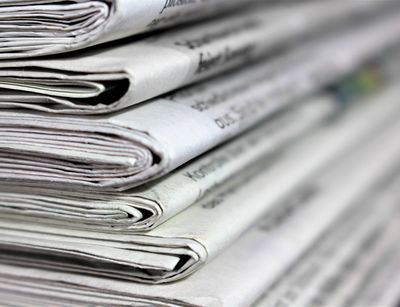 Foto zeigt einen Zeitungsstapel