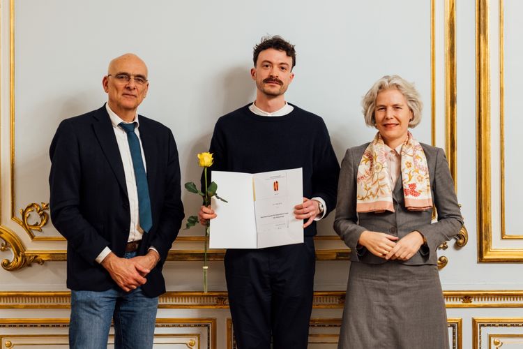 Dr. Felix Butz erhält den Nachwuchspreis der Universitätsgesellschaft für besonderes Engagement in der Forschung. Im Bild (v. l. n. r.): Prof. Dr. Jens-Karl Eilers, Prorektor für Exzellenzentwicklung, Dr. Felix Butz, Preisträger, und Prof. Dr. Eva Inés Obergfell, Rektorin der Universität Leipzig. Foto: Christian Hüller / Universitätsgesellschaft.