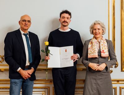 Dr. Felix Butz erhält den Nachwuchspreis der Universitätsgesellschaft für besonderes Engagement in der Forschung. Im Bild (v. l. n. r.): Prof. Dr. Jens-Karl Eilers, Prorektor für Exzellenzentwicklung, Dr. Felix Butz, Preisträger, und Prof. Dr. Eva Inés Obergfell, Rektorin der Universität Leipzig. Foto: Christian Hüller / Universitätsgesellschaft.