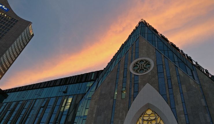 Das Paulinum der Universität Leipzig bei Sonnenuntergang.