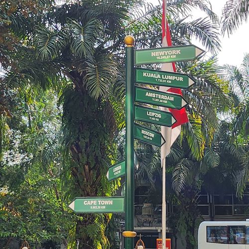 Wegweiser auf dem Gelände der Universitas Brawijaya in Malang. Foto: Christoph Enders.