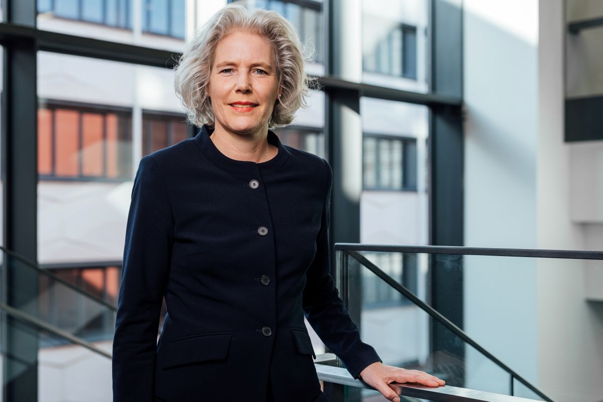 zur Vergrößerungsansicht des Bildes: Rektorin der Universität Leipzig: Prof. Dr. Eva Inés Obergfell im Treppenhaus des Seminargebäudes