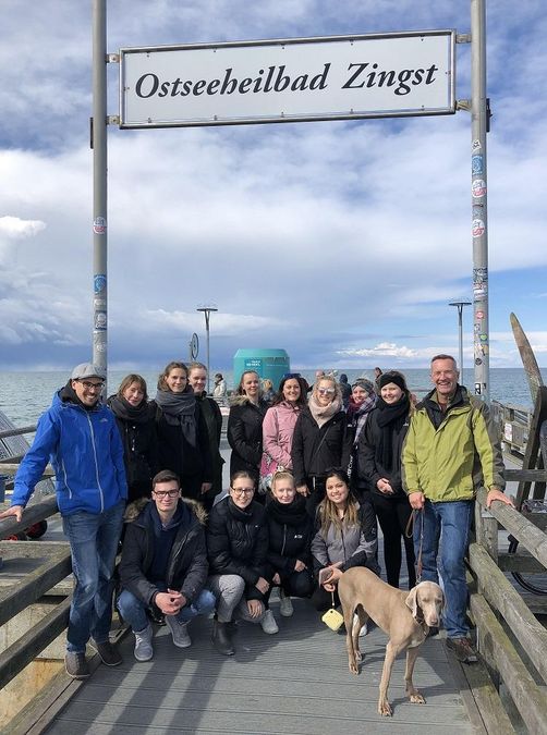 zur Vergrößerungsansicht des Bildes: Gruppenbild an der Seebrücke in Zingst