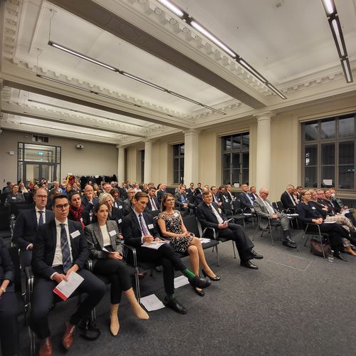 Foto zeigt die Besucher des Zehnten Leipziger Juristenempfangs in der Bibliothek Albertina