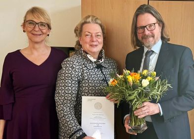 Ernennung zur neuen Honorarprofessorin für Steuerrecht, Prof. Dr. Afra Waterkamp (Mitte), durch die Dekanin Prof. Dr. Beckemper und Prof. Dr. Marc Desens (Lehrstuhl Öffentliches Recht, insbesondere Steuerrecht und öffentliches Wirtschaftsrecht). 