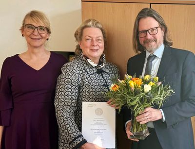 Ernennung zur neuen Honorarprofessorin für Steuerrecht, Prof. Dr. Afra Waterkamp (Mitte), durch die Dekanin Prof. Dr. Beckemper und Prof. Dr. Marc Desens (Lehrstuhl Öffentliches Recht, insbesondere Steuerrecht und öffentliches Wirtschaftsrecht). 