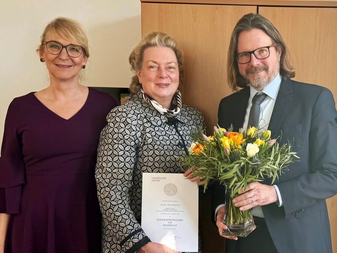 Ernennung zur neuen Honorarprofessorin für Steuerrecht, Prof. Dr. Afra Waterkamp (Mitte), durch die Dekanin Prof. Dr. Beckemper und Prof. Dr. Marc Desens (Lehrstuhl Öffentliches Recht, insbesondere Steuerrecht und öffentliches Wirtschaftsrecht). 