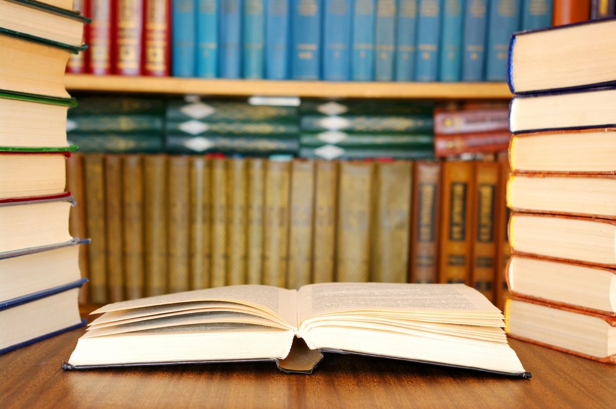 zur Vergrößerungsansicht des Bildes: Bücherstapel in Bibliothek