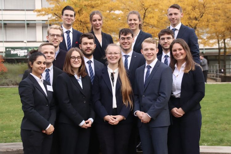 vorn v.l.n.r.: Dana Al Jayoush, Konstantin Schaarschmidt, Amelie Soika, Sophie Börner, Jonathan Vogel, Charline Pfeiffer / Mitte v.l.n.r.: Markus Günsch, Julius Brüninghaus, Tobias Mittelhäuser, Elias Drees / hinten v.l.n.r.: Jan-Niklas Schüller, Lisa Maffee, Emma Pihl, Leon Heinrich. Auf dem Foto fehlend: Aaron Sauer. Foto: Lara Frickmann - IPA.