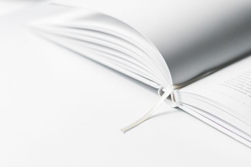 Aufgeschlagenes weißes Buch