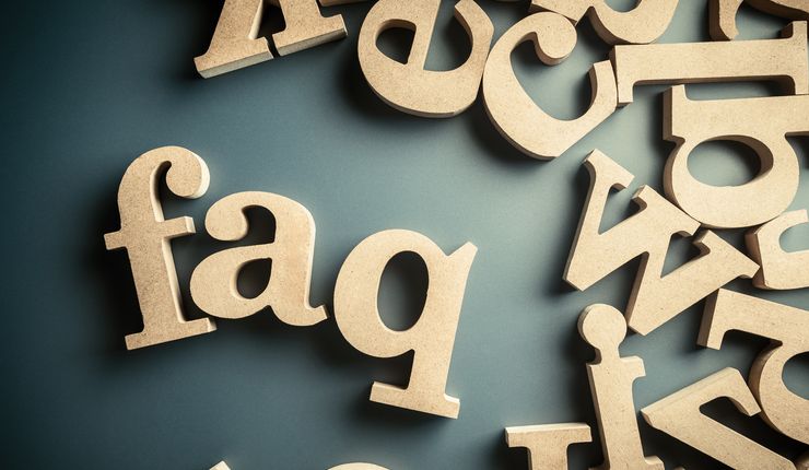 zeigt die Buchstaben faq zusammengelegt aus Holz