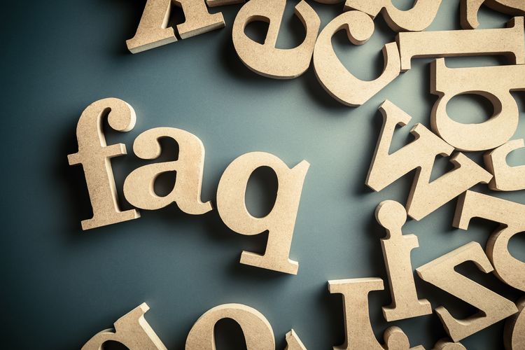 Bild zeigt Holzbuchstaben in der Reihenfolge FAQ auf grünem Hintergrund