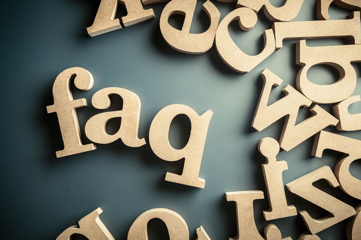 zur Vergrößerungsansicht des Bildes: Buchstabenformen aus Holz sind auf einem grünen Untergrund zu faq zusammengelegt. Daneben befinden sich weitere Buchstaben. 