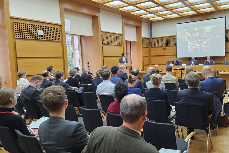 Prof. Dr. Johannes Eichenhofer hält Eröffnungsrede vor Tagungsgästen