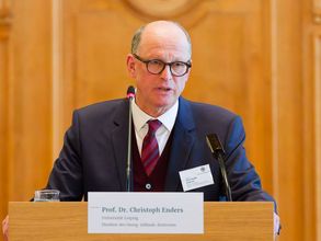 Prof. Enders bei der Buchvorstellung Prof. Enders bei der Buchvorstellung